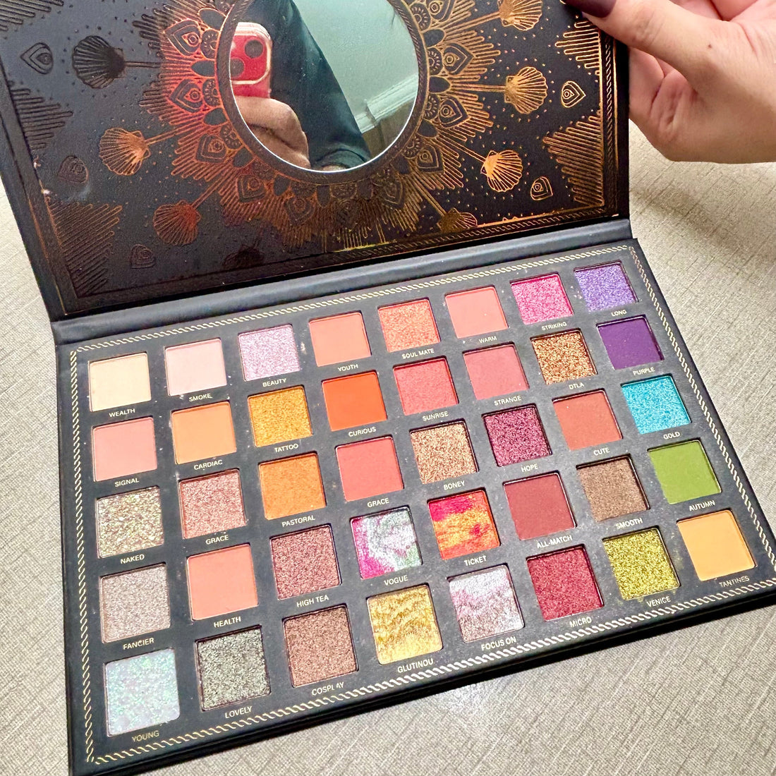 IGOODCO 40 COLOR  EYESHADOW PALETTE