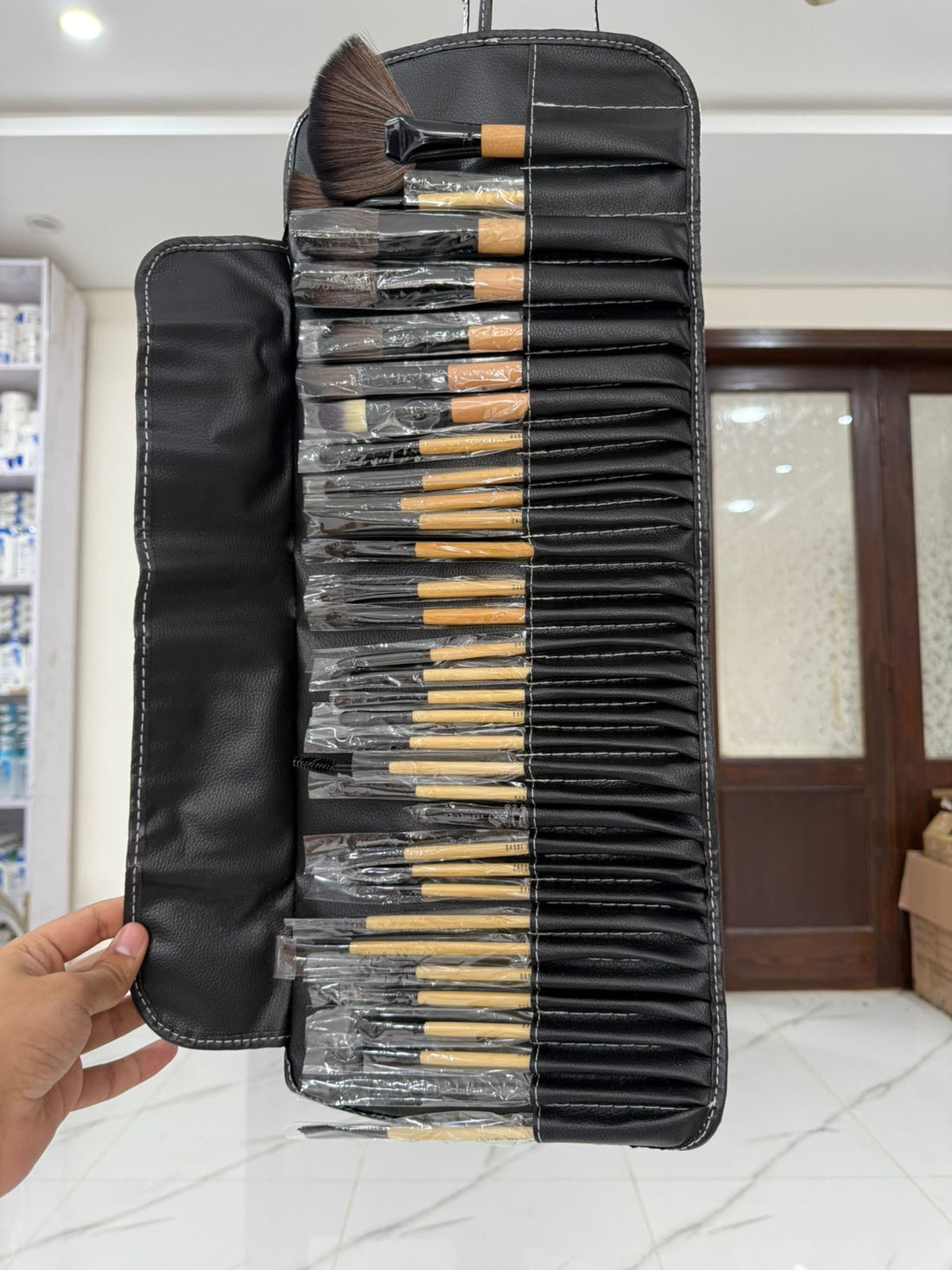 BABBI BROWN BRUSHES SET (32 BRUSHES SET )